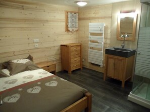 5 slaapkamers, een strijkplank/strijkijzer, reisbedje, gratis wifi