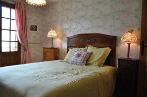 3 bedrooms, iron/ironing board, travel cot, bed sheets - THE SECRETS OF MY WORKSHOP (LESCHERAINES)