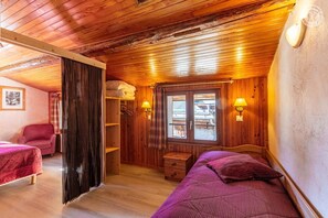 2 bedrooms, iron/ironing board, travel cot, free WiFi