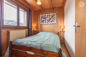 2 bedrooms, iron/ironing board, free WiFi