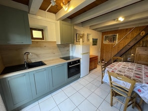 Fridge, oven, stovetop, coffee/tea maker