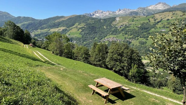 A picnic table on a grassy hill with a view of a valley and mountains in the background. - PIERRE BLANCHE - VALMOREL LES AVANCHERS (VALMOREL LES AVANCHERS)