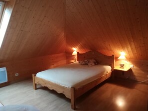 2 室のベッドルーム、アイロン / アイロン台、旅行用ベビーベッド