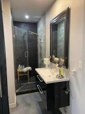 Bathroom - Wellington Street Guest House (Saint Marys)