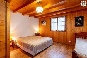 1 chambre, fer et planche à repasser