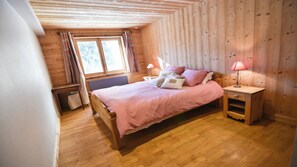 4 bedrooms, iron/ironing board, travel cot, free WiFi