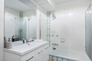 Chuveiro, secador de cabelo, toalhas de banho, sabonete