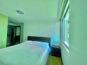 Leilighet – comfort, 2 soverom, byutsikt | 2 soverom, blendingsgardiner, strykejern/-brett og wi-fi (inkludert)