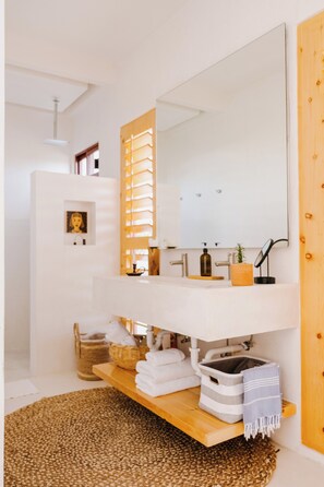 Estudio de lujo, vista al jardín | Baño | Regadera, amenidades de baño gratuitas, secadora de cabello, toallas 