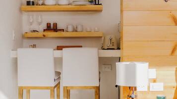 Luksusstudio, hageutsikt | Eget kjøkken | Minikjøleskap, kokeplater, espressomaskin og kaffetrakter/tekoker