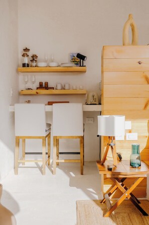 Estudi de luxe, vistes al jardí | Cuina privada | Frigorífic petit, placa de cuina, cafetera exprés i cafetera i tetera