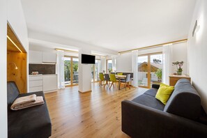 TV - Holiday Apartment 'Kaltern' with Mountain View, Shared Terrace and Wi-Fi (Mölten)