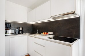 Fridge, microwave, stovetop, dishwasher - Holiday Apartment 'Kaltern' with Mountain View, Shared Terrace and Wi-Fi (Mölten)