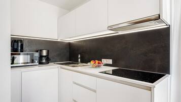 Geladeira, micro-ondas, cooktop, lava-louças