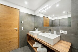 Regadera, secadora de cabello, toallas 