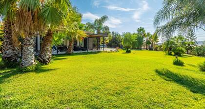 Villa 'Green Garden' with Private Terrace, Wi-Fi and Air Conditioning