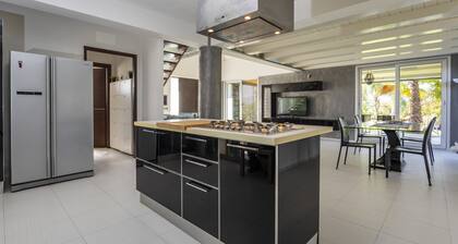 Villa 'Green Garden' with Private Terrace, Wi-Fi and Air Conditioning