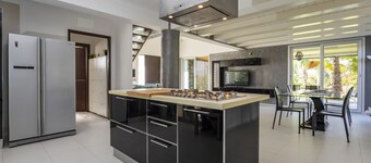 Villa 'Green Garden' with Private Terrace, Wi-Fi and Air Conditioning