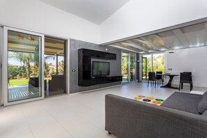 TV - Villa 'Green Garden' with Private Terrace, Wi-Fi and Air Conditioning (Carlentini)