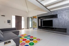 TV - Villa 'Green Garden' with Private Terrace, Wi-Fi and Air Conditioning (Carlentini)