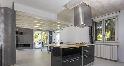 Villa 'Green Garden' con terraza privada, Wi-Fi y aire acondicionado