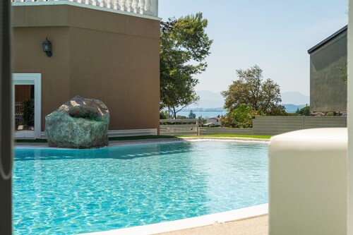 Holiday Home 'Villa Leon with Private Pool' with Sea View, Wi-Fi and Air Conditioning