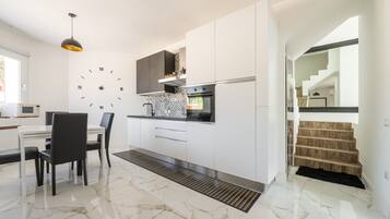 Frigorifero, microonde, forno, piano cottura