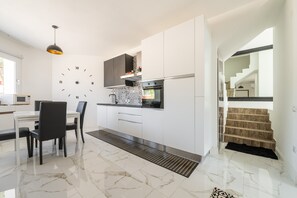 Fridge, microwave, oven, stovetop - Holiday Home 'Villa Leon with Private Pool' with Sea View, Wi-Fi and Air Conditioning (Quartu Sant'Elena)