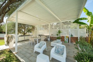 Outdoor dining - Holiday Home 'Villa Leon with Private Pool' with Sea View, Wi-Fi and Air Conditioning (Quartu Sant'Elena)