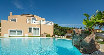 Holiday Home 'Villa Leon with Private Pool' with Sea View, Wi-Fi and Air Conditioning