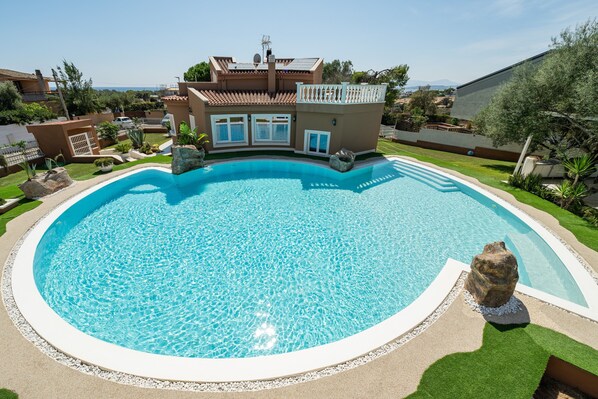 Pool - Holiday Home 'Villa Leon with Private Pool' with Sea View, Wi-Fi and Air Conditioning (Quartu Sant'Elena)