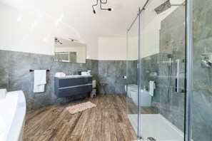 Shower, hair dryer, towels - Holiday Home 'Villa Leon with Private Pool' with Sea View, Wi-Fi and Air Conditioning (Quartu Sant'Elena)