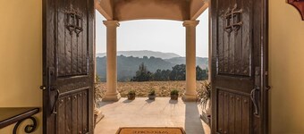 ViNO on ViNEYARD-Westside Wine Trail Estate