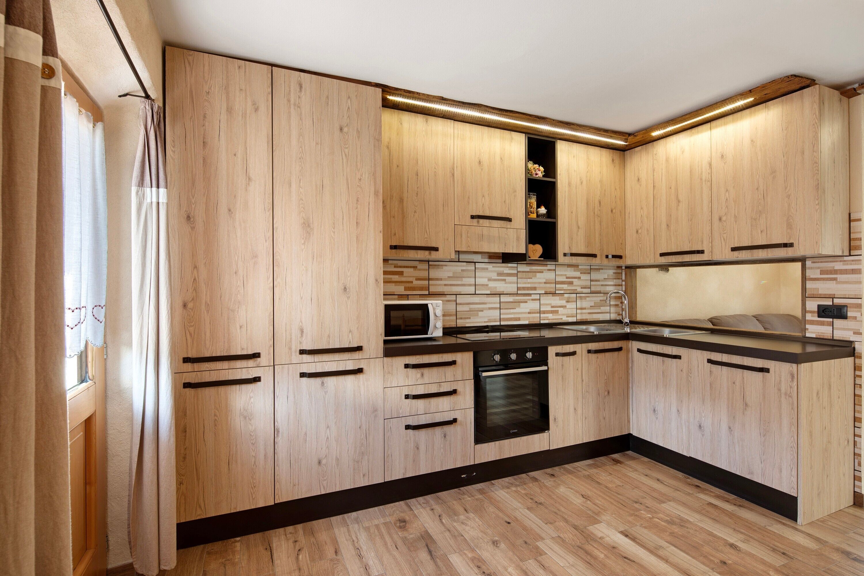 Frigorifero, microonde, forno, piano cottura