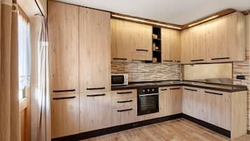 Frigorifero, microonde, forno, piano cottura