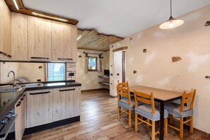 Een koelkast, een magnetron, een oven, een kookplaat