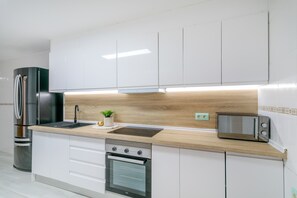 Fridge, microwave, oven, stovetop - Villa 'Favorita' with Private Pool, Wi-Fi and Air Conditioning (Alicante (Alacant))