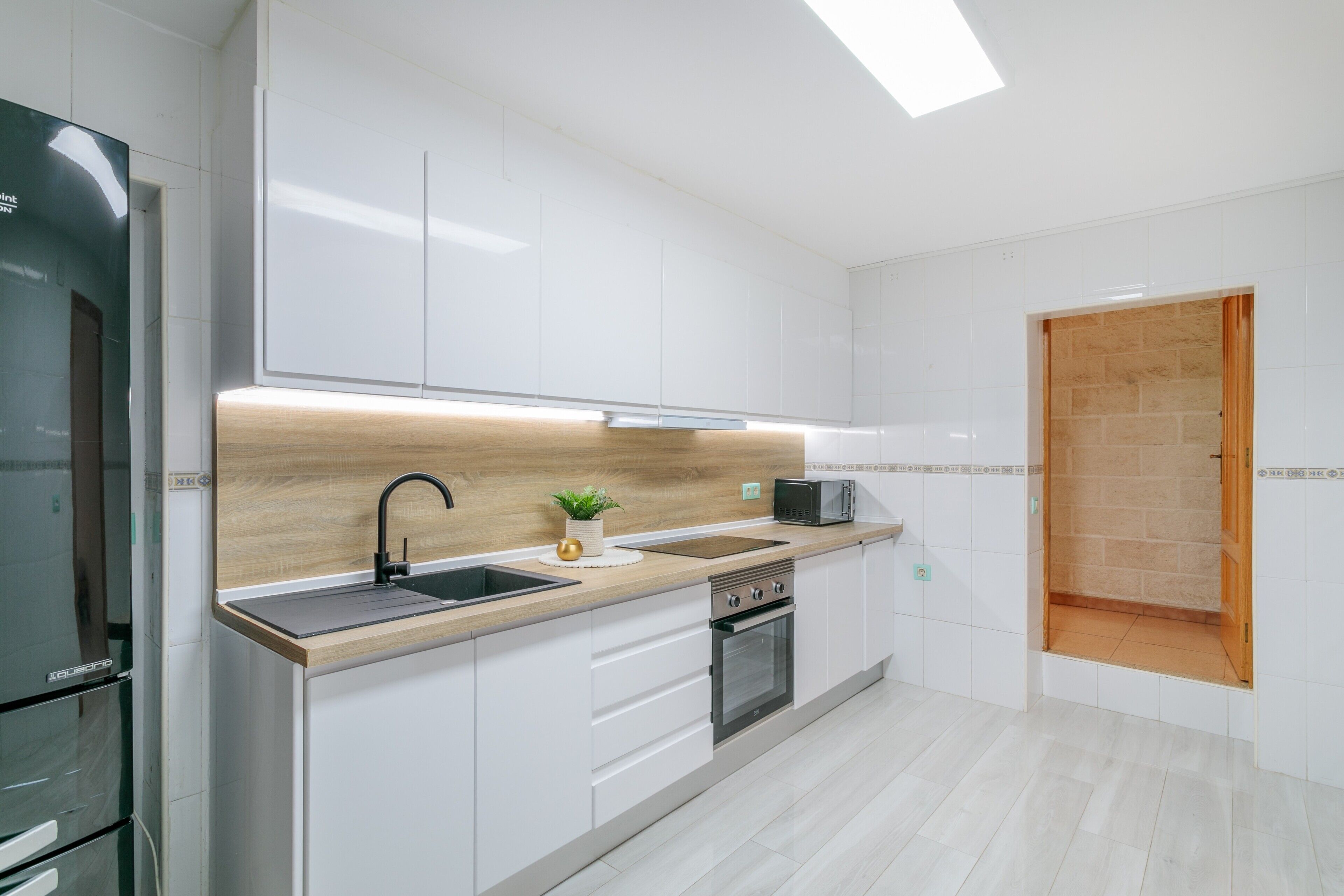 冷蔵庫、電子レンジ、オーブン、コンロ