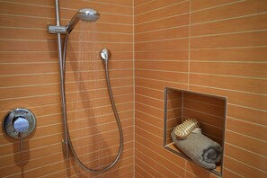 Dusche, Haartrockner, Handtücher