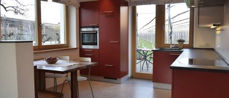 Kjøleskap, ovn, kokeplater og oppvaskmaskin