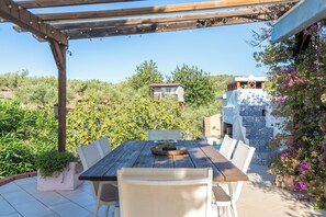 Outdoor dining - Country House 'Suite Premium En La Naturaleza' with Mountain View, Shared Pool and Wi-Fi (Camarles)