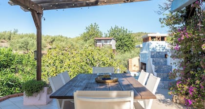 Cabin 'Casa Arbol ' with Sea View, Shared Pool and Wi-Fi