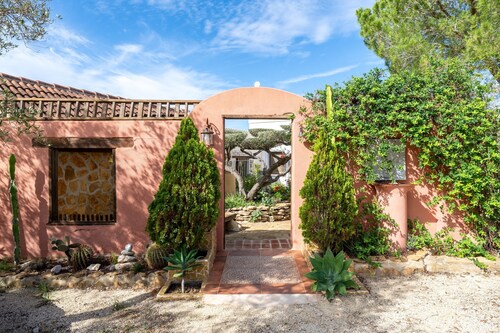 Cabin 'Casa Arbol ' with Sea View, Shared Pool and Wi-Fi