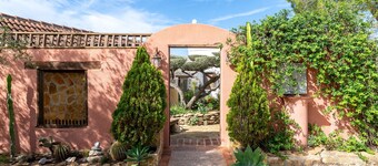 Cabin 'Casa Arbol ' with Sea View, Shared Pool and Wi-Fi