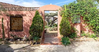 Cabin 'Casa Arbol ' with Sea View, Shared Pool and Wi-Fi