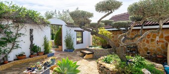 Cabin 'Casa Arbol ' with Sea View, Shared Pool and Wi-Fi