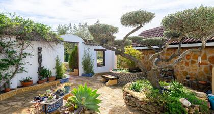 Cabin 'Casa Arbol ' with Sea View, Shared Pool and Wi-Fi