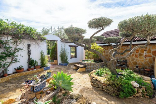 Cabin 'Casa Arbol ' with Sea View, Shared Pool and Wi-Fi