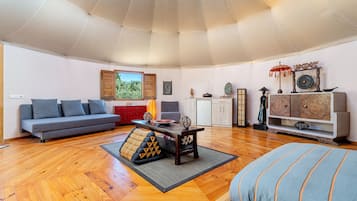 Lareira, DVD player, mesa de pingue-pongue