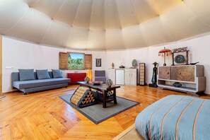 Kamin, DVD-Player, Tischtennisplatte